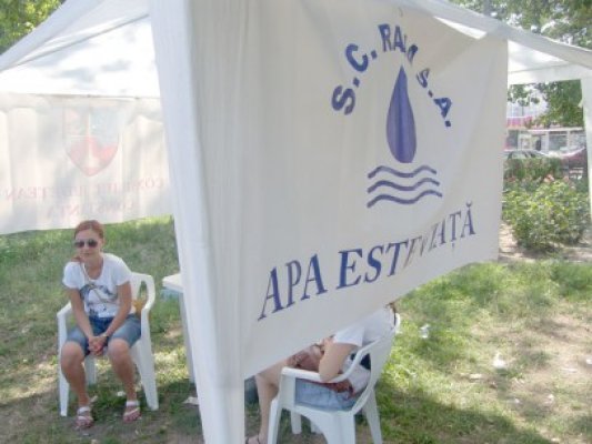 Corturile în care se distribuie apă, amplasate de RAJA şi CJC, binevenite pentru constănţeni